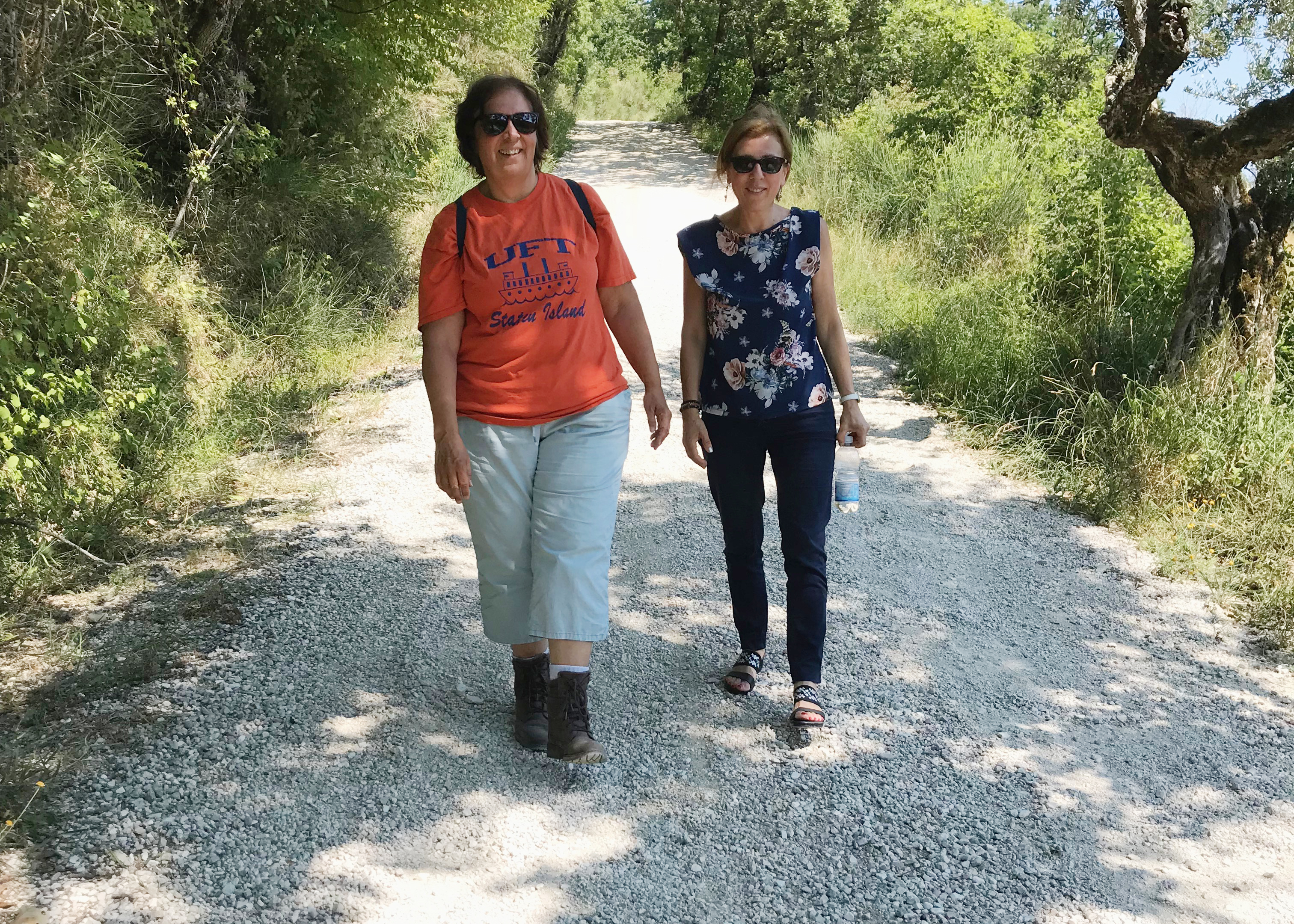 Assunta and Kat on the sentiero.jpg